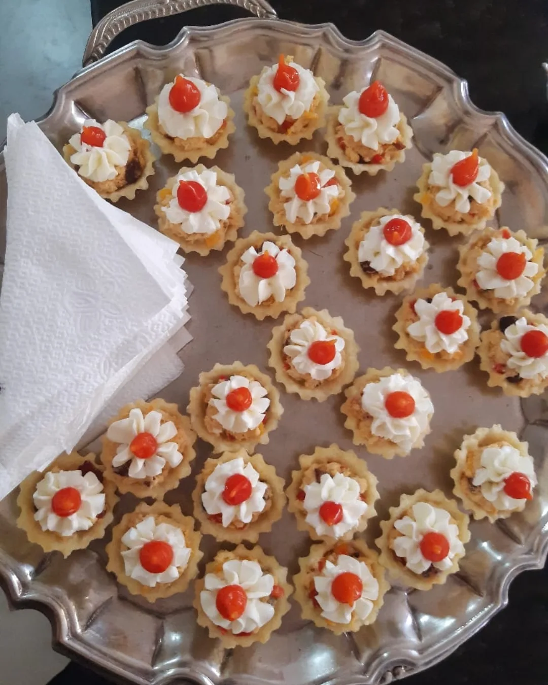 Doces finos servidos em bandeja de prata