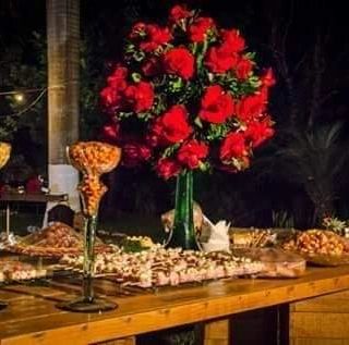 Mesa de petiscos decorada com rosas vermelhas